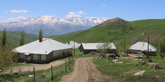 Ev baskınında aynı aileden 6 kişi gözaltına alındı