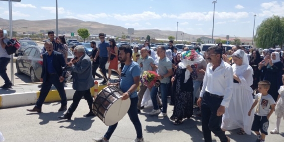 30 yıllık tutsak Van’da davul zurna ve çiçeklerle karşılandı