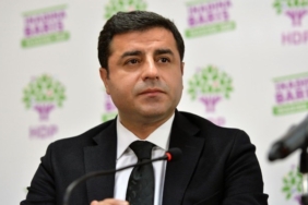 Demirtaş: Nîqaşên li ser navan dûrketina ji armancê ye