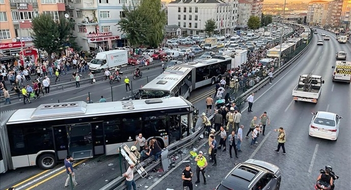 İstanbul’da metrobüs kazası: 42 kişi yaralandı