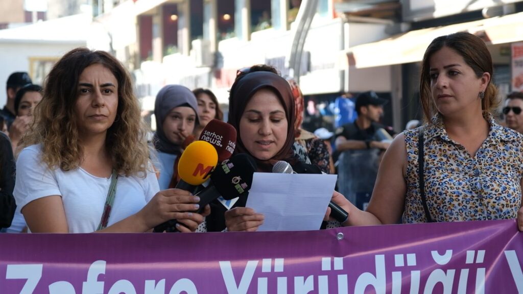Amini için Van’da kadınlar seslendi: İdamların hesabını soracağız! - WhatsApp Image 2022 09 19 at 17.16.26