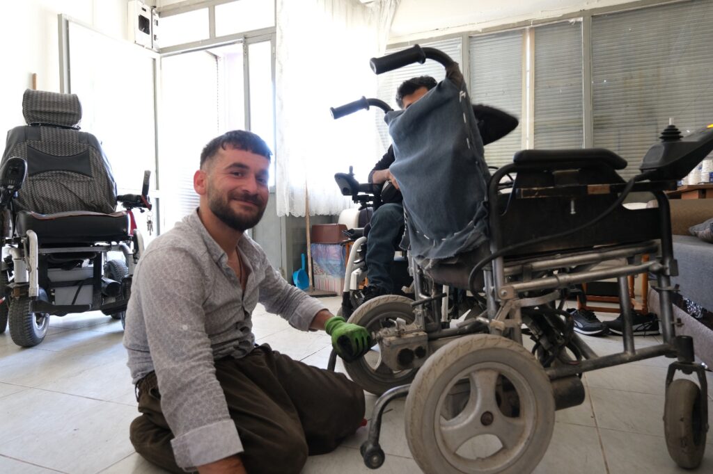 Kendisi gibi engelli bireylerin akülü araçlarını ücretsiz tamir ediyor - gul tekerlekli sandalye 7