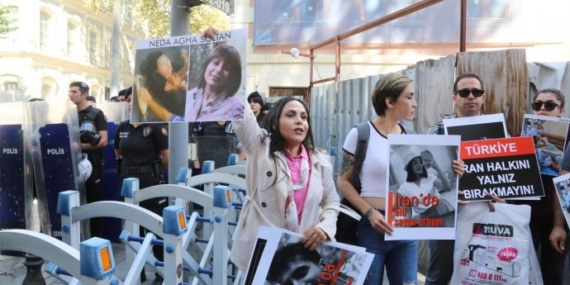 Kadınlardan İran Konsolosluğu önünde protesto