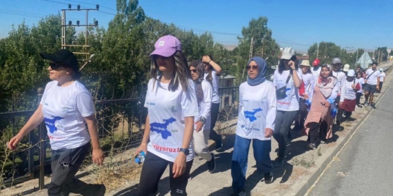 Kadınlardan ‘Van Gölü’ndeki kirliliğe karşı yürüyüş