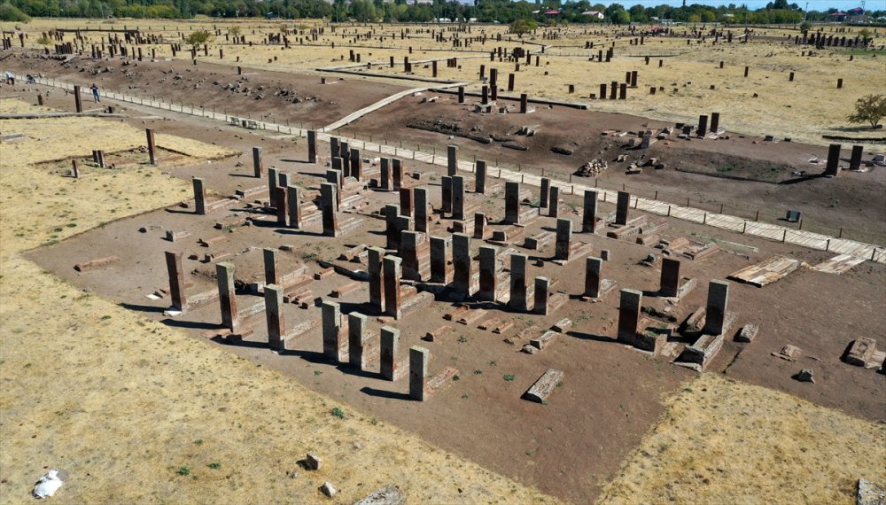 Selçuklu Meydan Mezarlığı’nda yeni mezar açığa çıkarıldı - ahlat selcuklu meydan mezarligi1