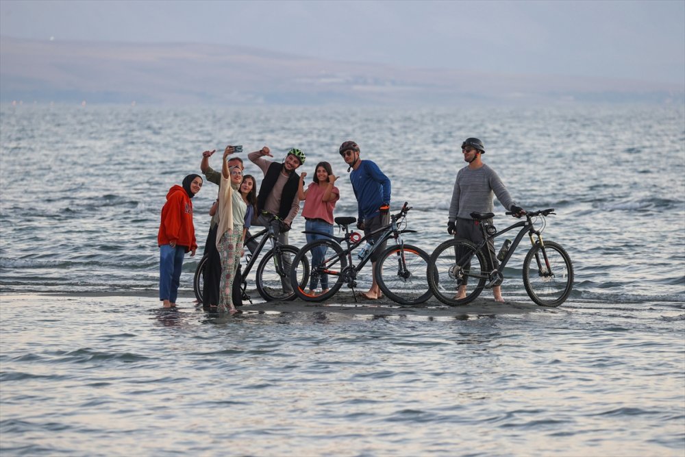 Bisiklet tutkunları Van Gölü’ndeki seviye düşüklüğüne dikkat çekti - bisiklet sevenler van2