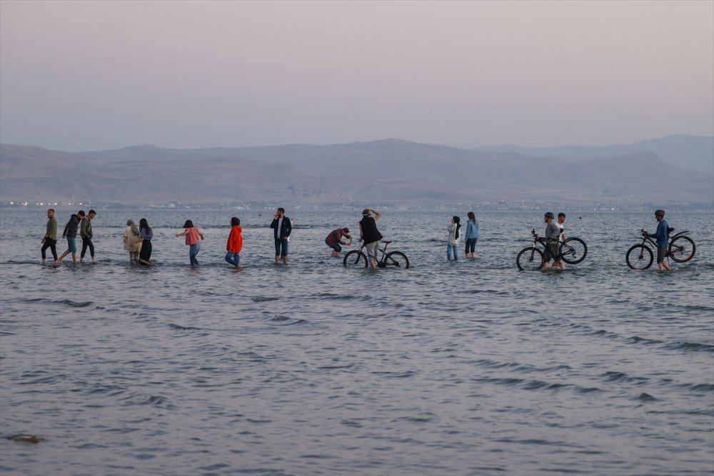 Bisiklet tutkunları Van Gölü’ndeki seviye düşüklüğüne dikkat çekti - bisiklet sevenler van3