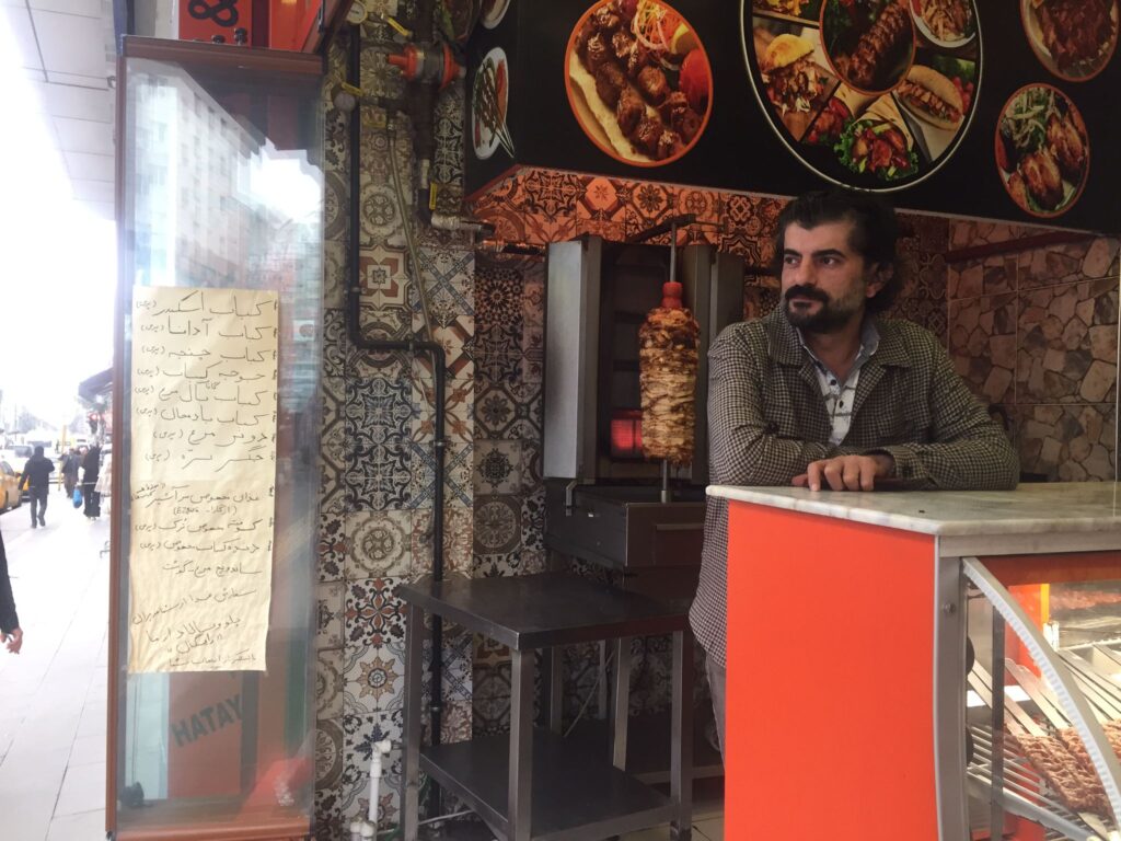 Van’da esnaf İranlı turistleri çekmek için Farsça tabelaya yöneldi - ferdi rencber
