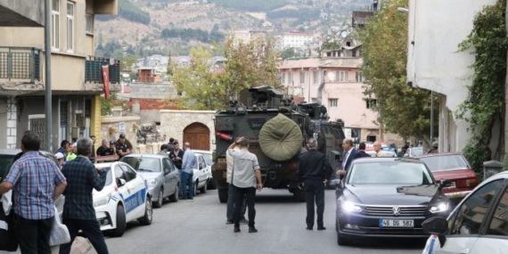 Ev baskınında bir kişi yaşamını yitirdi: 3 polis yaralandı