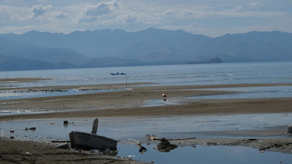 ‘Halk Plajı’ AKP’li Belediye eliyle çöplüğe dönüştürüldü - sahil plaji 1