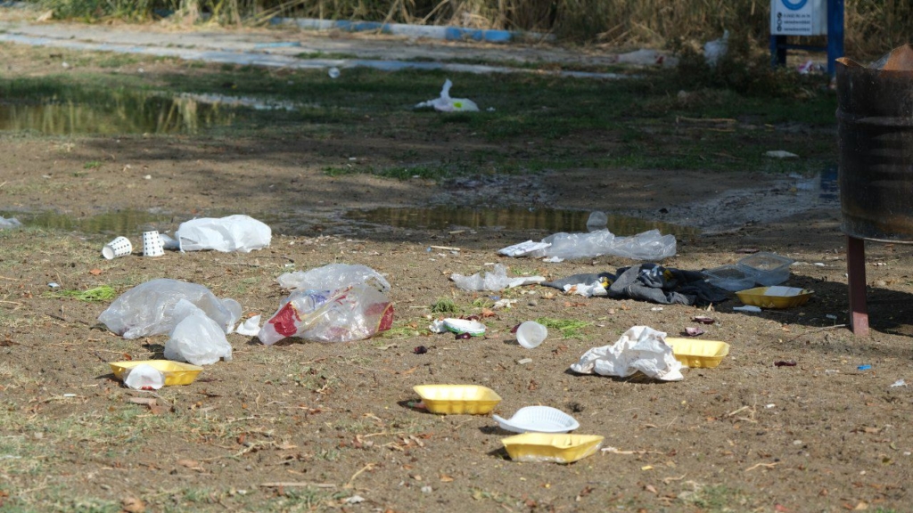 ‘Halk Plajı’ AKP’li Belediye eliyle çöplüğe dönüştürüldü - sahil plaji 3