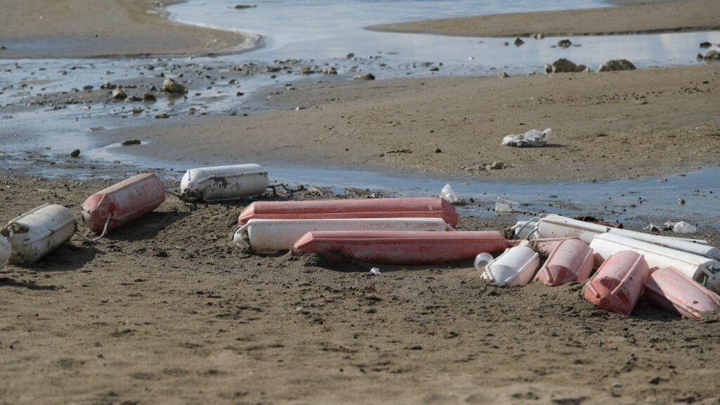 ‘Halk Plajı’ AKP’li Belediye eliyle çöplüğe dönüştürüldü - sahil plaji 6