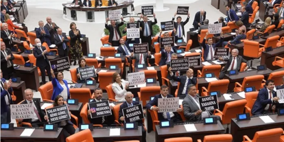 ‘Sansür Yasası’ Meclis’ten geçti: Tartışmalı 29. Madde’de kabul edildi!