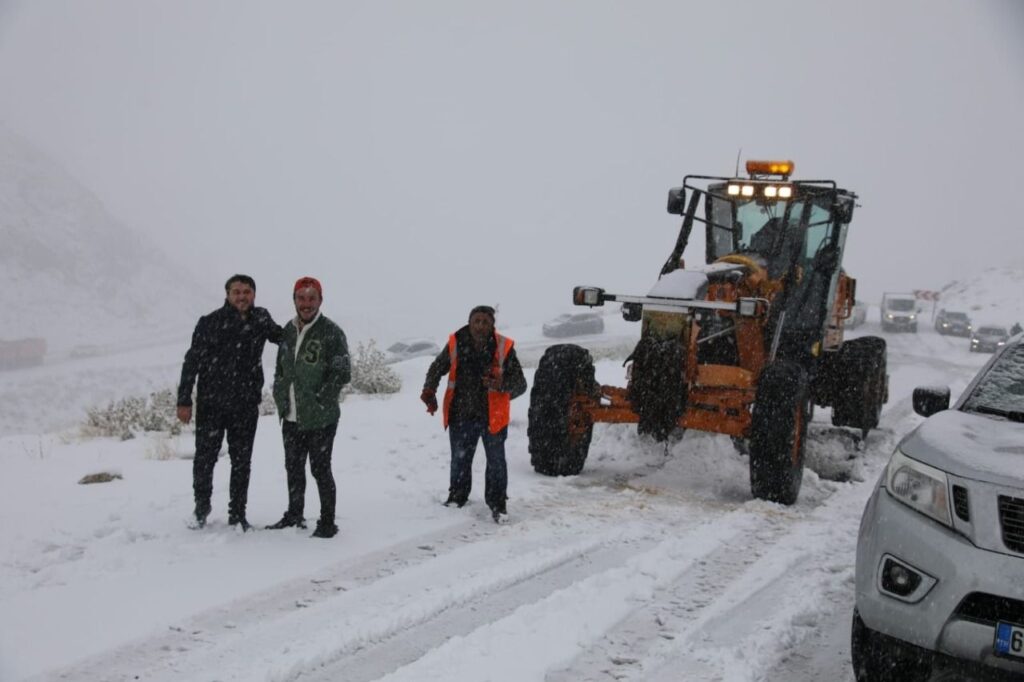 Bahçesaray’da mevsimin ilk karı yağdı: Yol ulaşıma kapandı - YENİLENDİ - van kar yol kapandi