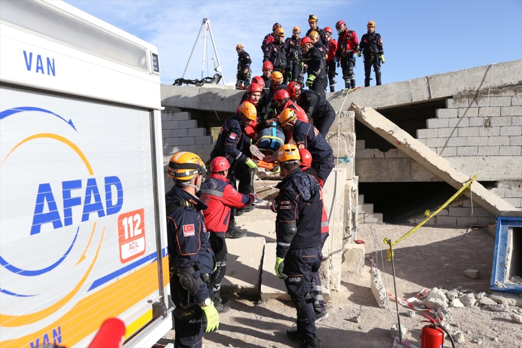 Van'da 375 gönüllüden oluşan kurtarma ekibi - AA 20221109 29389836 29389827 VANDA 2 YILDA 375 GONULLUDEN OLUSAN 15 ARAMA KURTARMA EKIBI KURULDU