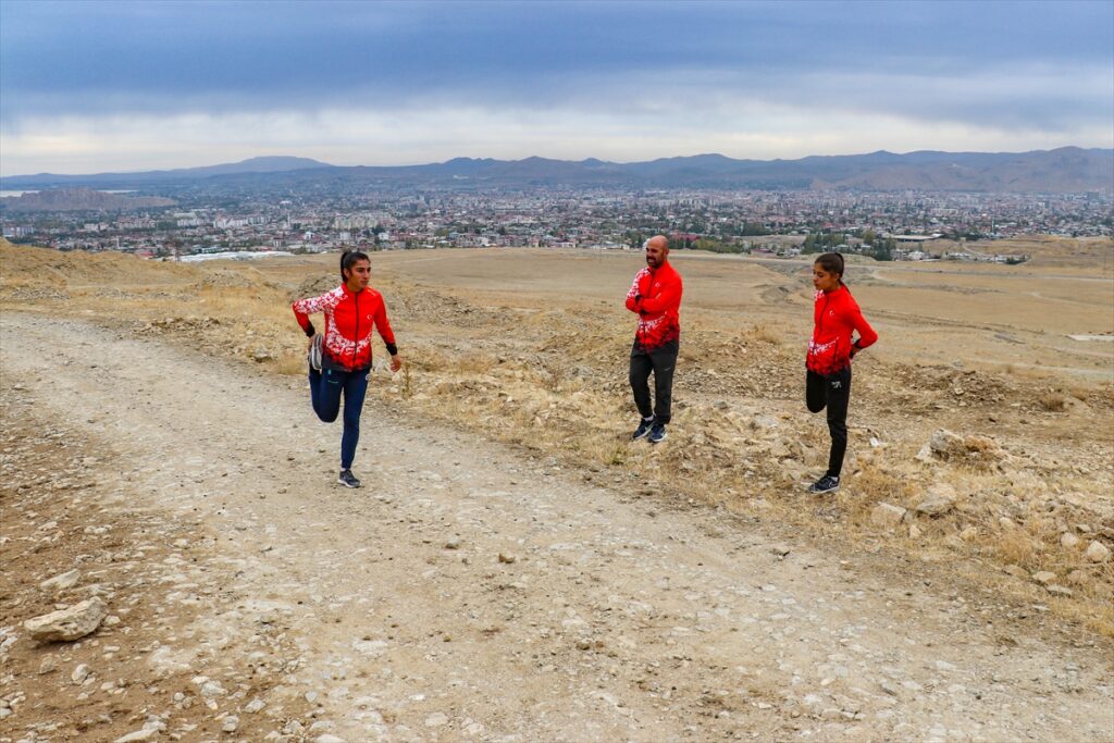 Vanlı dünya şampiyonu milli atlet yeni başarılara odaklandı - AA 20221111 29410919 29410915 18 YASINDA DUNYA SAMPIYONU OLAN MILLI ATLET YENI BASARILARA ODAKLANDI