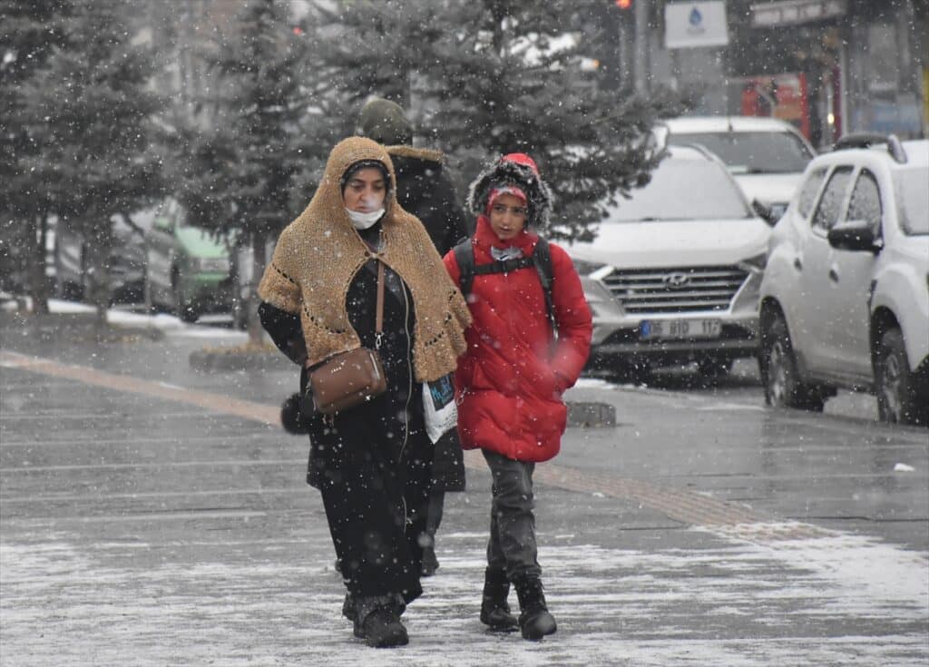 Ardahan ve Kars'ta kar yağışı - AA 20221130 29592793 29592790 KARSTA KAR YAGISI ETKILI OLDU