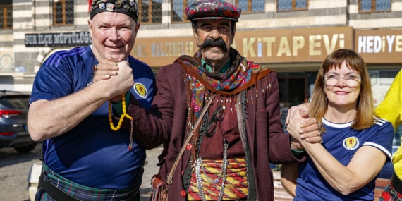 Alîgirên Îskoçyayê bi cil û bergên xwe yên rengîn li kolanên Amedê geriyan