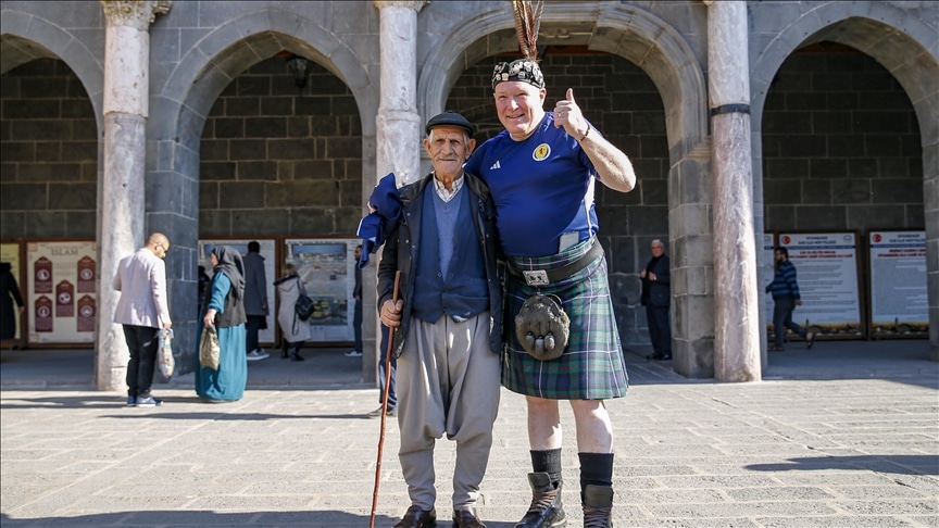 Alîgirên Îskoçyayê bi cil û bergên xwe yên rengîn li kolanên Amedê geriyan - Aligiren Iskocyaye bi cil u bergen xwe yen rengin li kolanen Amede geriyan 2