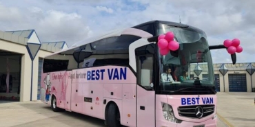 Best Vanê bo hestewariya penceşêra memikan otobusên xwe bi rengê pembe boyax kir