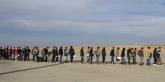 Taliban’dan kaçan 136 mülteci sınır dışı edildi