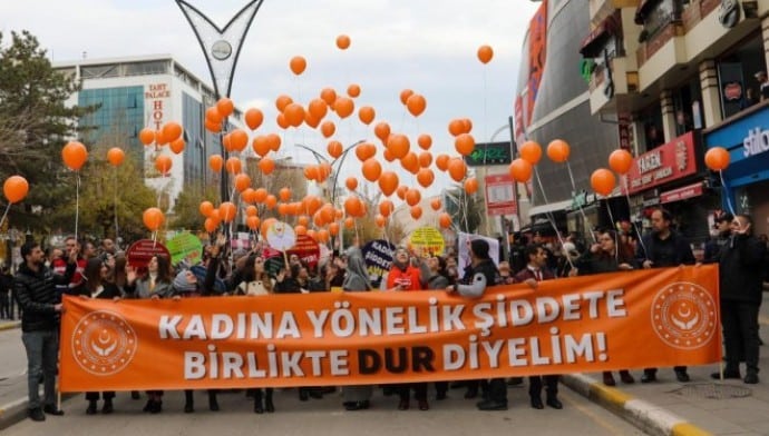 Van’da 25 Kasım’da çifte standart: AKP’lilere izin HDP’lilere yasak! - akp balon