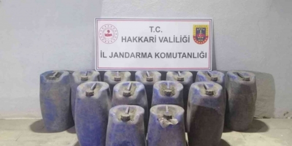 Hakkari’de toprağa gömülü 750 litre asit anhidrit ele geçirildi