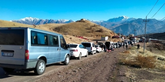 Van-Hakkari sınırında İPhone kuyruğu uzadıkça uzuyor!