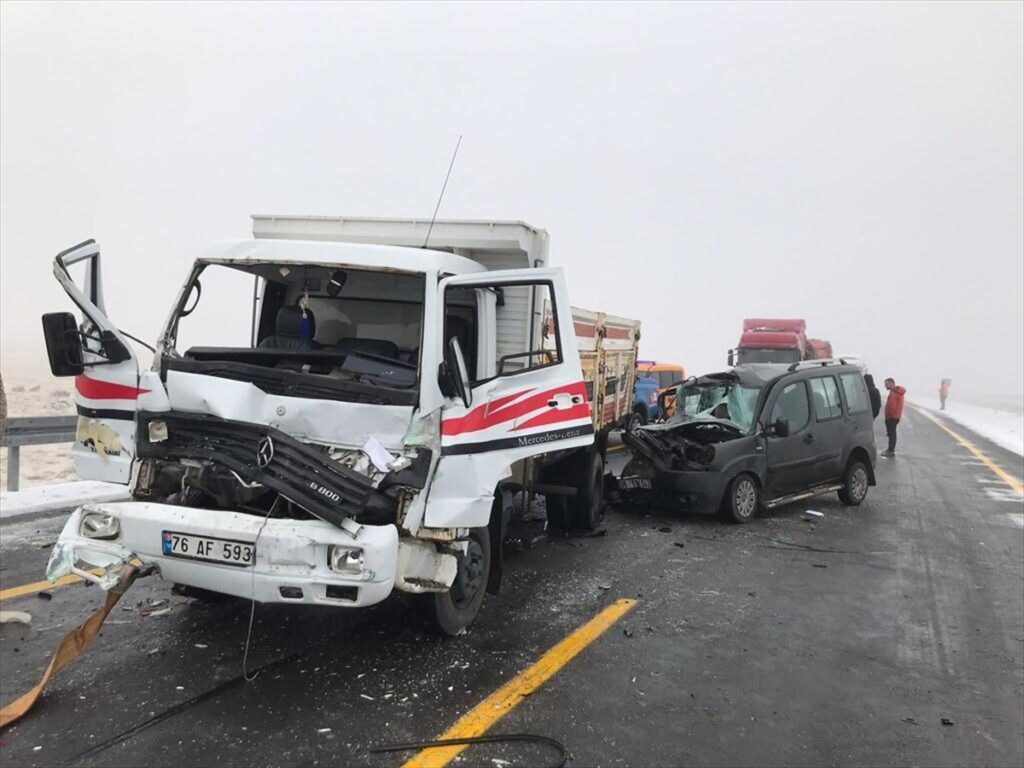 Kars’ta feci kaza: 1’i ağır 3 kişi yaralandı - AA 20221205 29647331 29647327 KARSTA ZINCIRLEME TRAFIK KAZASINDA 1I AGIR 3 KISI YARALANDI