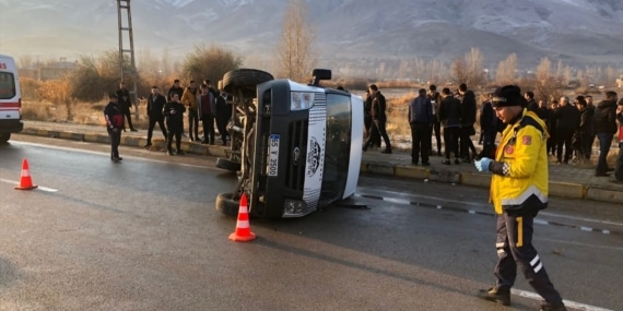 Van’da öğrenci servisi devrildi: 11 kişi yaralandı