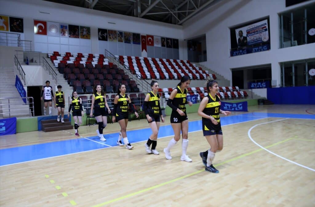 Muş'un Kadın Voleybol Takımı 1. Lig'e ulaşmak için çalışıyor - AA 20221207 29669971 29669960 MUSUN KADIN VOLEYBOL TAKIMI 1 LIG HEDEFIYLE YOLUNA DEVAM EDIYOR