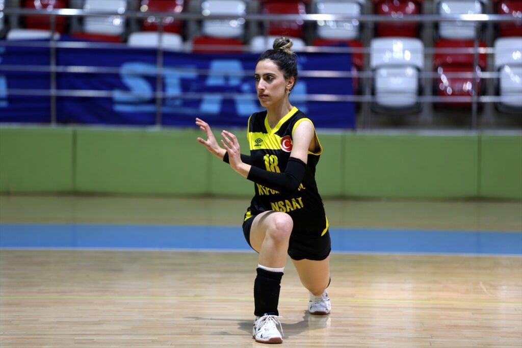 Muş'un Kadın Voleybol Takımı 1. Lig'e ulaşmak için çalışıyor - AA 20221207 29669971 29669962 MUSUN KADIN VOLEYBOL TAKIMI 1 LIG HEDEFIYLE YOLUNA DEVAM EDIYOR 1