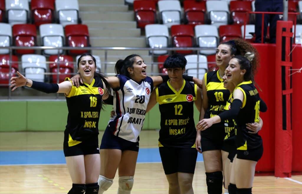 Muş'un Kadın Voleybol Takımı 1. Lig'e ulaşmak için çalışıyor - AA 20221207 29669971 29669965 MUSUN KADIN VOLEYBOL TAKIMI 1 LIG HEDEFIYLE YOLUNA DEVAM EDIYOR