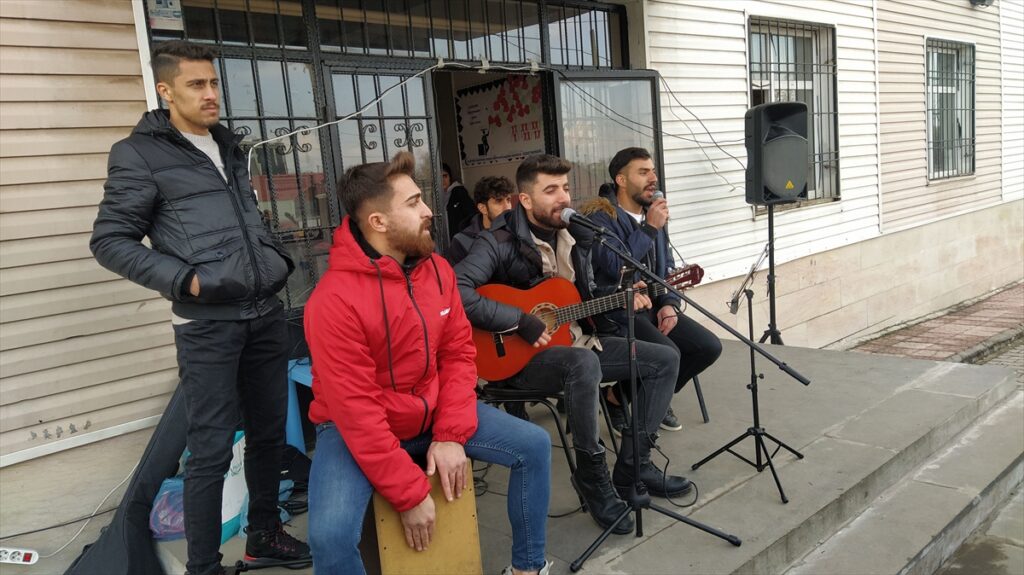Bitlis Üniversitesi öğrencilerinden çocuklara müzik ziyafeti - AA 20221209 29689034 29689031 BITLISTE UNIVERSITE OGRENCILERI KOYLERDEKI COCUKLARI EGLENDIRDI