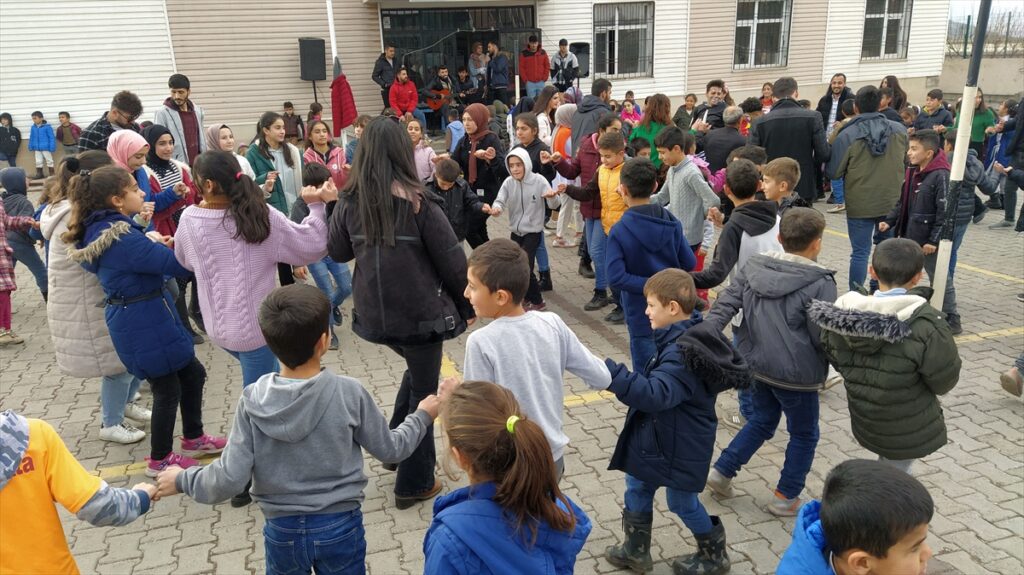 Bitlis Üniversitesi öğrencilerinden çocuklara müzik ziyafeti - AA 20221209 29689034 29689032 BITLISTE UNIVERSITE OGRENCILERI KOYLERDEKI COCUKLARI EGLENDIRDI