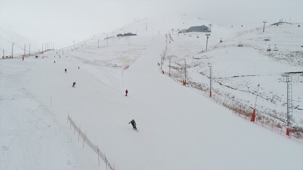 Palandöken’de kayak sezonu açıldı - AA 20221212 29718877 29718873 PALANDOKENDE KAYAK HEYECANI BASLADI 2