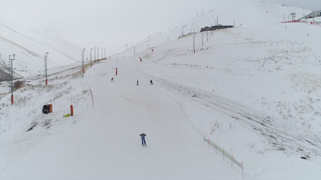 Palandöken’de kayak sezonu açıldı - AA 20221212 29718877 29718875 PALANDOKENDE KAYAK HEYECANI BASLADI