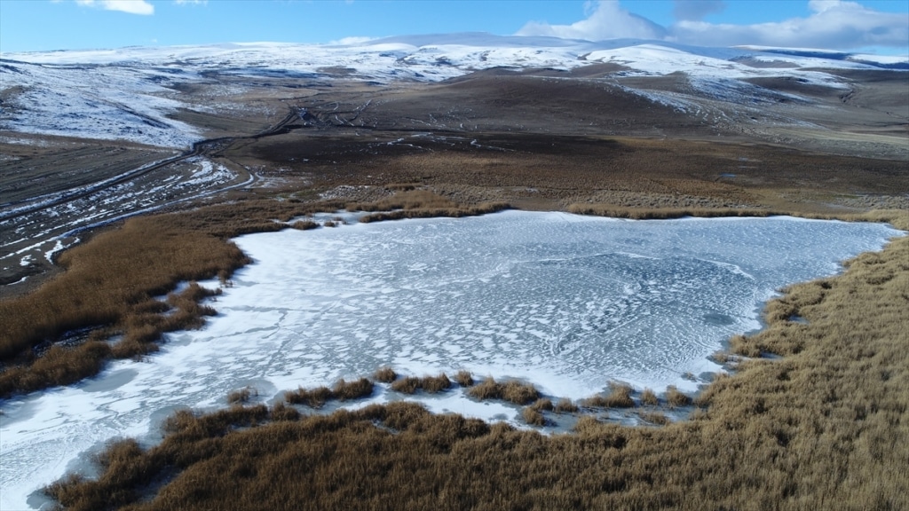 Kars, Ağrı ve Ardahan’da kış: Dere ve göletler buz tuttu - AA 20221228 29854063 29854059 KARSTAKI LAVAS GOLU TAMAMEN DONDU