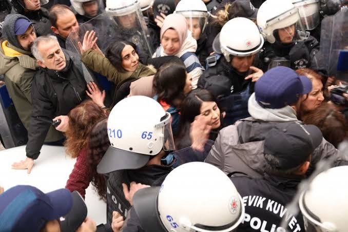 Eren Keskin fiili OHAL’in sürdüğü Van’da: İhlallerin en yoğun yaşandığı süreçteyiz - Eren Keskin fiili OHALin surdugu Vanda Ihlallerin en yogun yasandigi surecteyiz 3