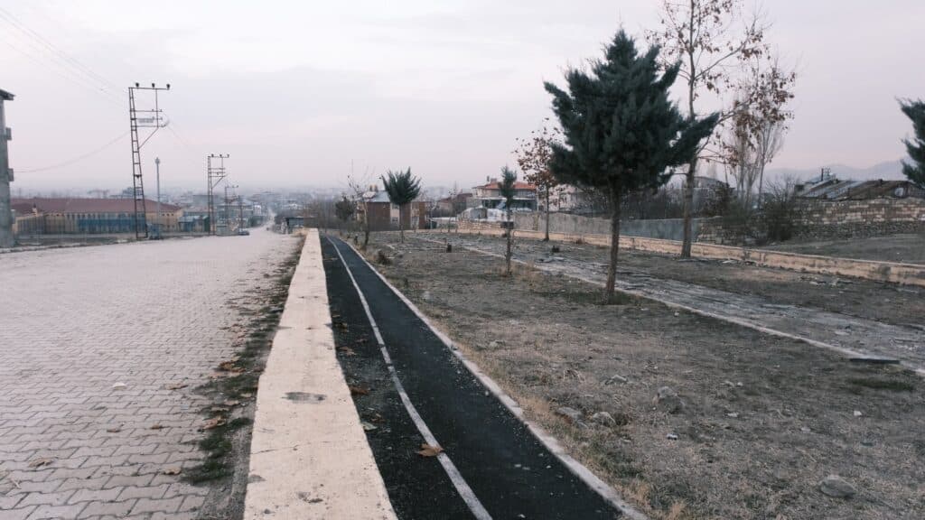 Hacıbekir Mahallesi’ndeki tek park çürümeye terk edildi - Hacibekir Mahallesindeki tek park curumeye terk edildi 4
