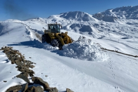 Şırnak'ta kardan kapanan köy yolunun ulaşıma açılmasına çalışılıyor