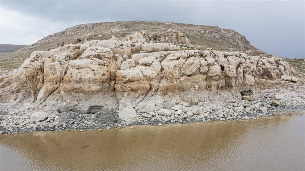 Piştî vekişina ava Gola Wanê berhemên dîrokî derketin holê - Pisti vekisina ava Gola Wane berhemen diroki derketin hole 1 sereke 1