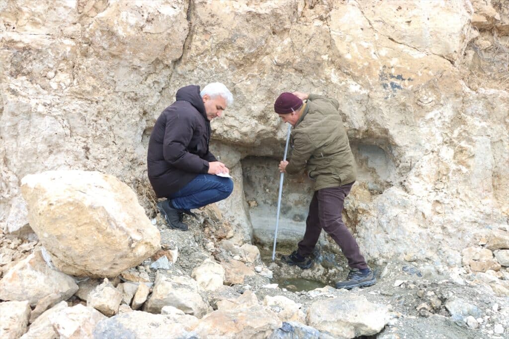 Piştî vekişina ava Gola Wanê berhemên dîrokî derketin holê - Pisti vekisina ava Gola Wane berhemen diroki derketin hole