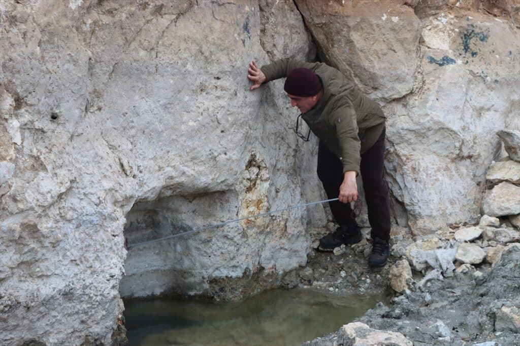 Piştî vekişina ava Gola Wanê berhemên dîrokî derketin holê - Pisti vekisina ava Gola Wane berhemen diroki derketin hole 4