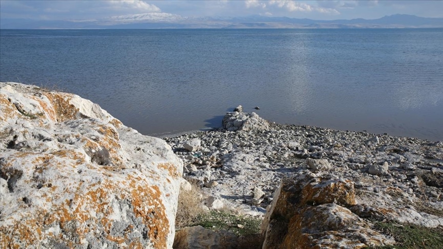 Van Gölü'nde çekilme sürüyor: Urartu dönemine ait tapınma alanı ortaya çıktı - van golu