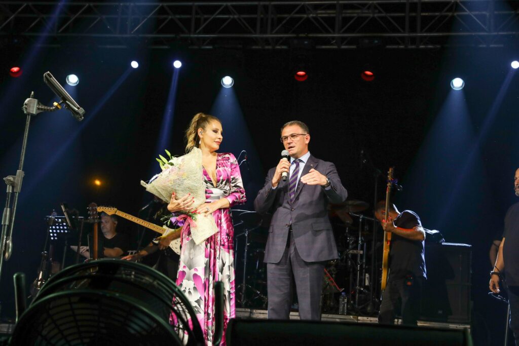 Van’da halka hizmet için harcanması gereken para şarkıcı Arar’a verildi - van kayyim konser