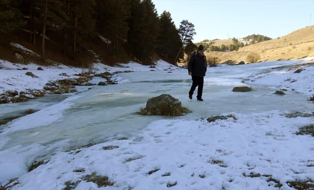 Bölgede soğuk hava buzlanmaya neden oldu - AA 20230106 29921953 29921951 KARSTA SOGUK HAVA