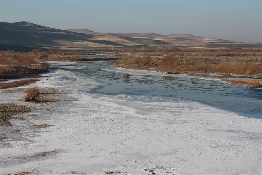 Aras Nehri’nin büyük bölümü de buz tuttu - AA 20230119 30029898 30029890 ARAS NEHRININ BUYUK BOLUMU BUZ TUTTU