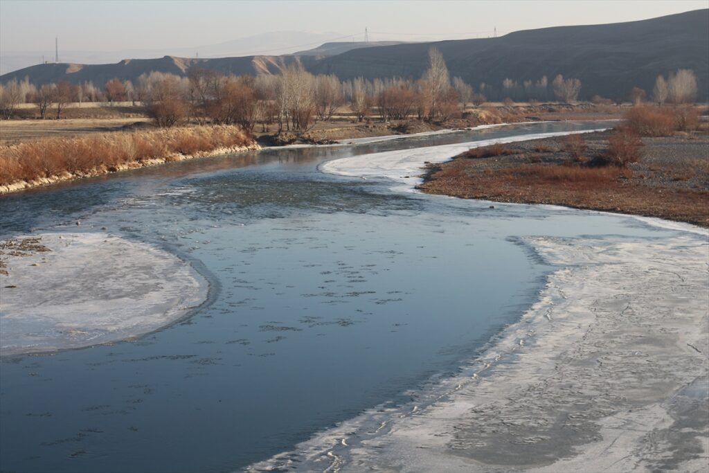 Aras Nehri’nin büyük bölümü de buz tuttu - AA 20230119 30029898 30029891 ARAS NEHRININ BUYUK BOLUMU BUZ TUTTU