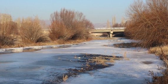 Aras Nehri’nin büyük bölümü de buz tuttu